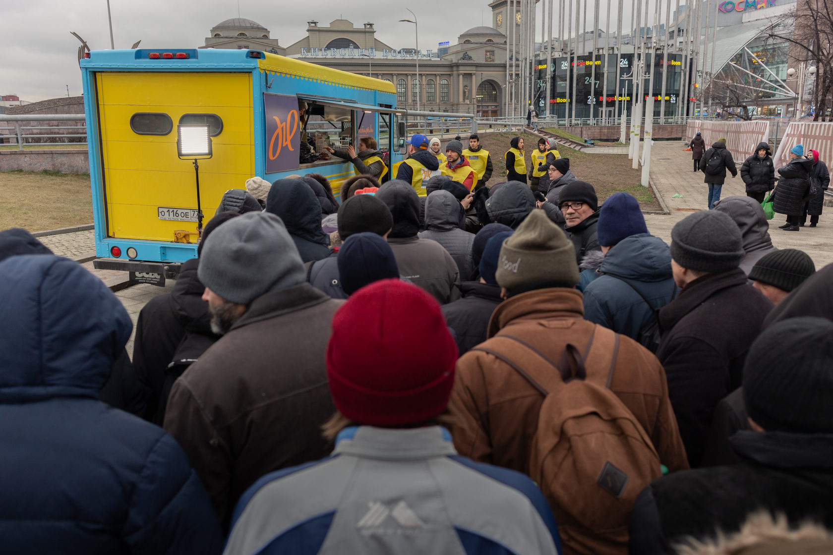 бомжи на вокзале москва