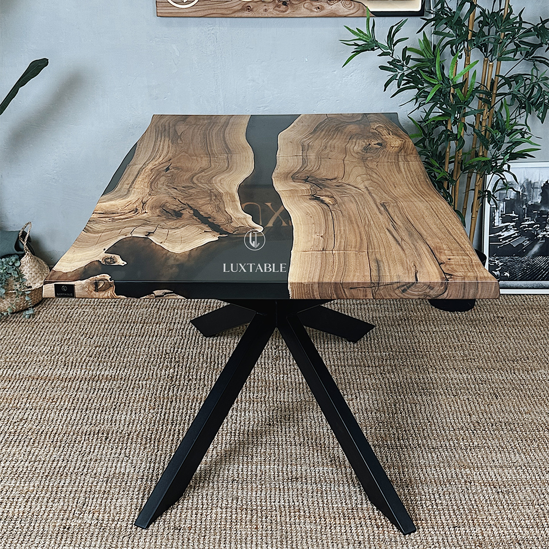 Epoxidharz Tische Alagoas aus europäischem Nussbaum und hellblauem Epoxidharz mit Metallic Effekt