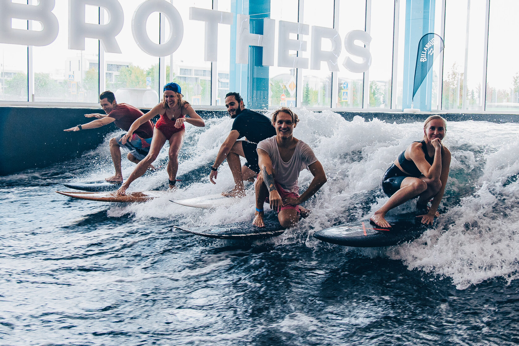 Серфинг в москве. Surf brothers Skolkovo. Сколково волна для серфинга. Серфинг центр в Москве. Сколково серфинг клуб.