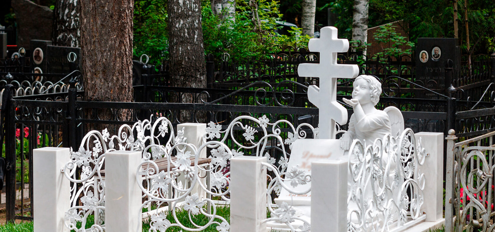 мраморный памятник на кладбище