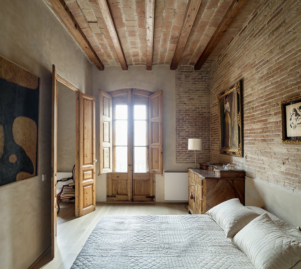 комната в деревянном стиле в квартире