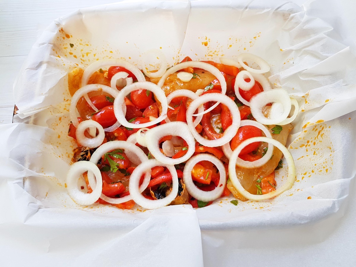 Как приготовить Рыба запеченная в духовке с овощами рецепт пошагово