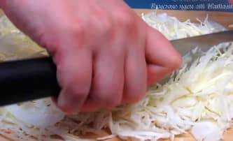 Приготовление капустных оладий из сырой капусты на сковороде: шаг 2