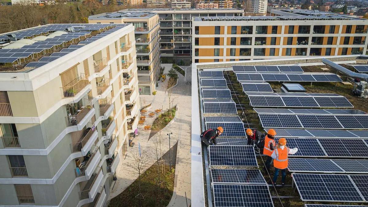 Solarmonteur bei der Montage von Photovoltaikanlagen auf einem Dach in Deutschland