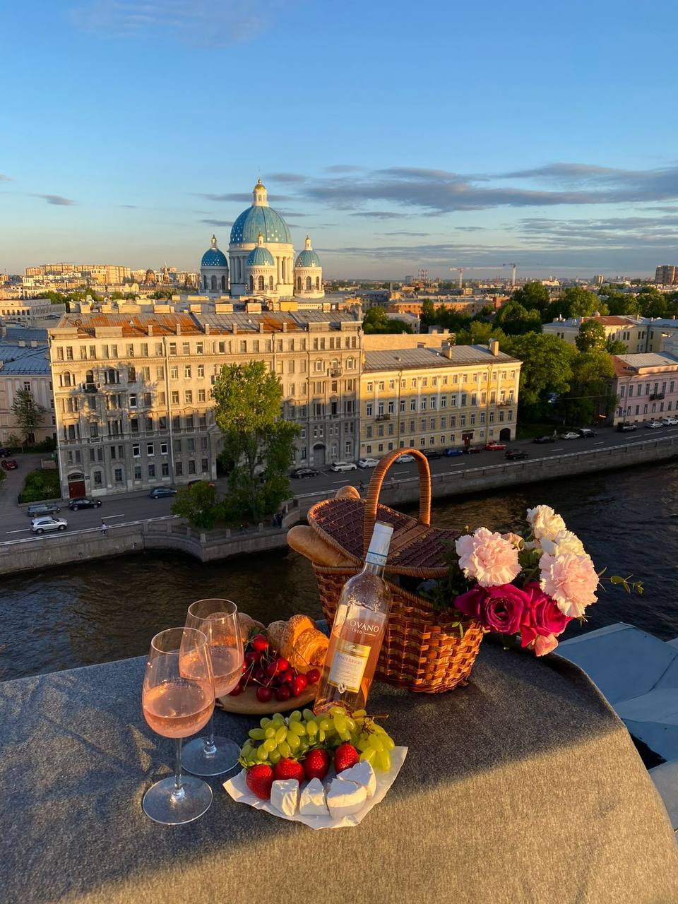 Свидание на крыше спб. Свидание на крыше. Романтичный Петербург. Прекрасного путешествия в Питер. Пикник в Петербурге.