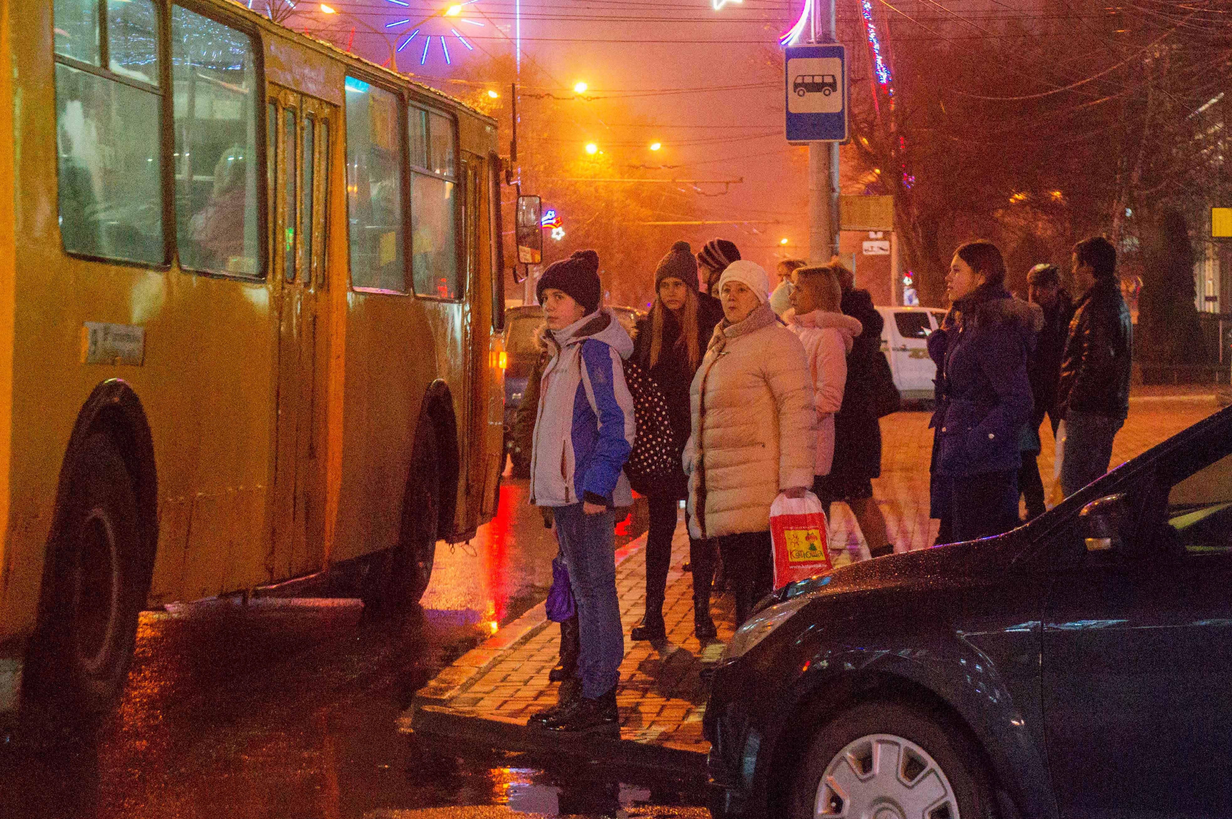 Час пик новороссийск. Люди в час пик на остановке. Остановка в час пик. Фото остановок в час пик. Жители Петербурга толпились на остановках и штурмовали автобусы.