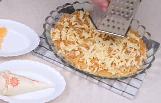 Приготовление салата «Мимоза» с яблоком: шаг 10