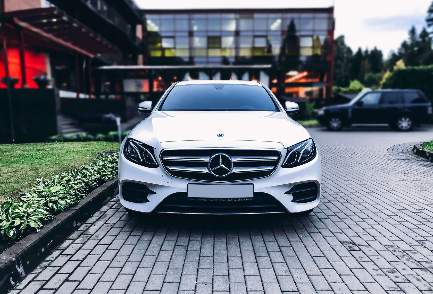 Аренда автомобиля Мерседес E-Class AMG Line в Санкт-Петербурге с водителем