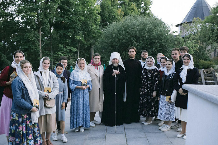 Митрополит Тихон на встрече с волонтерами в Псково-Печерском монастыре