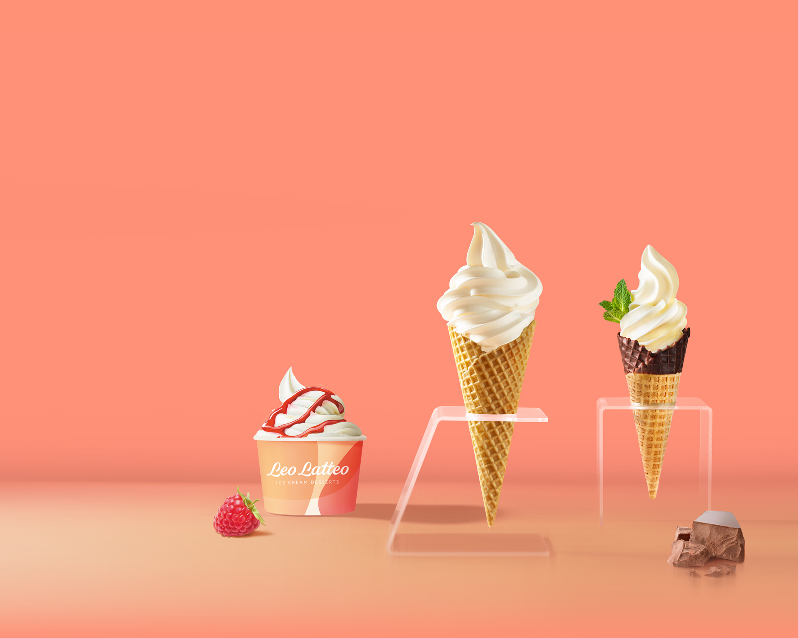 Фон с рожками мороженого и креманкой