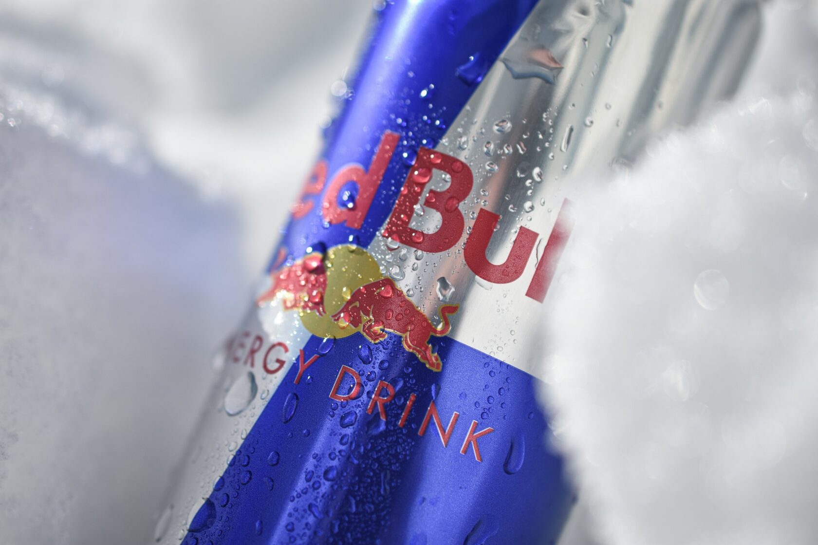 Холодная банка энергетика Red Bull