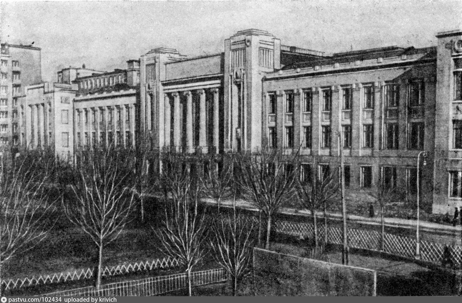 Barbekyudan keyin qoshnilarning xotinlarini almashishi pornosini tomosha qiling Olomon xotinni sikadi, er spermani yalaydi