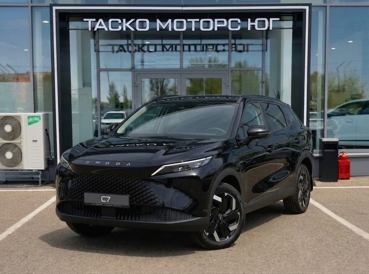 OMODA C7 у входа в автоцентр ТАСКО Моторс Юг