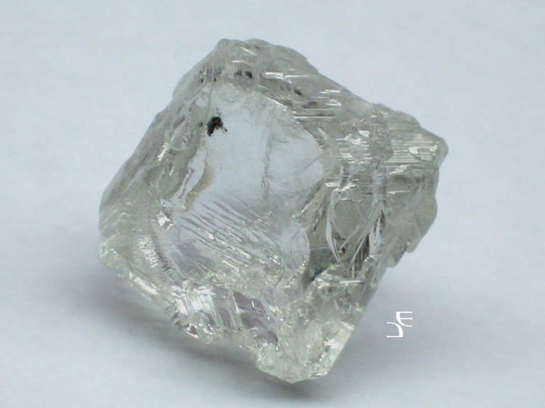 Прозрачный бесцветный алмаз с темным включением графита