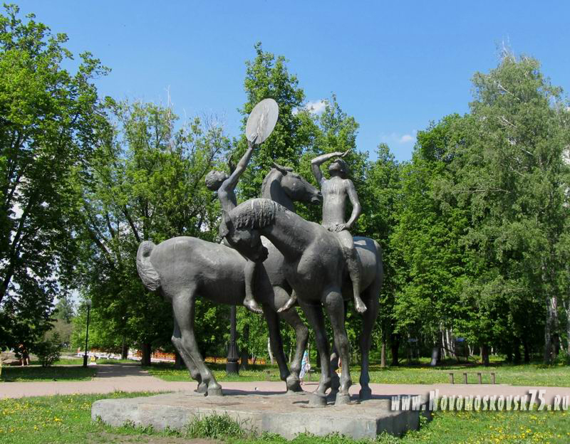 Фамилия новомосковск тульская область. Памятник в Новомосковске с конями. Новомосковск Тульская область. Новомосковские кони памятник в парке Тульская область. Мемориальный парк в г. Новомосковск Тульской области.