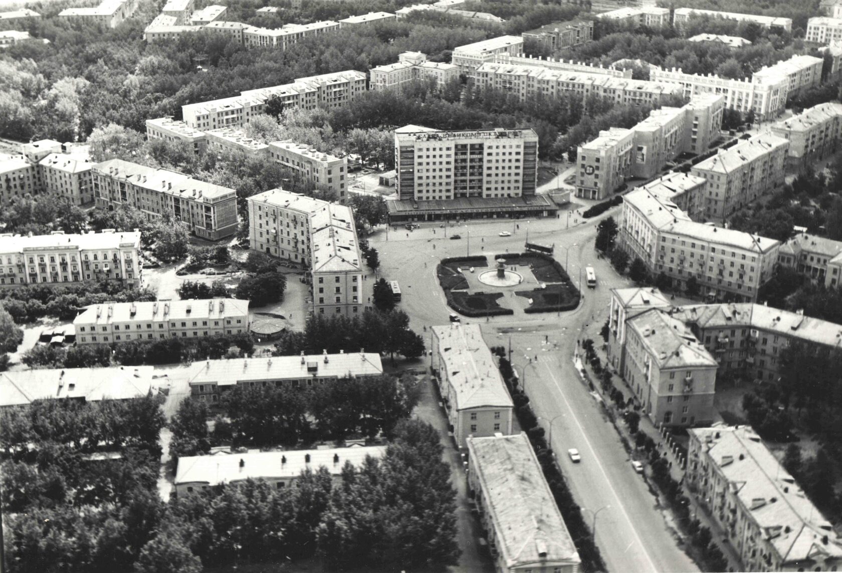 г. Каменск-Уральский. Красногорский район. Площадь им. А.М. Горького. 1979 г.