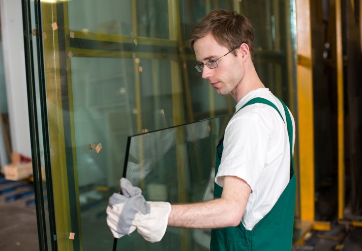 Работники на производство автостекла