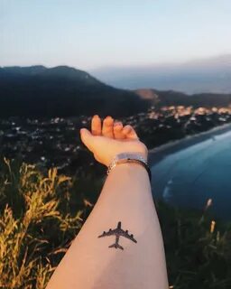 Что означает татуировка самолет