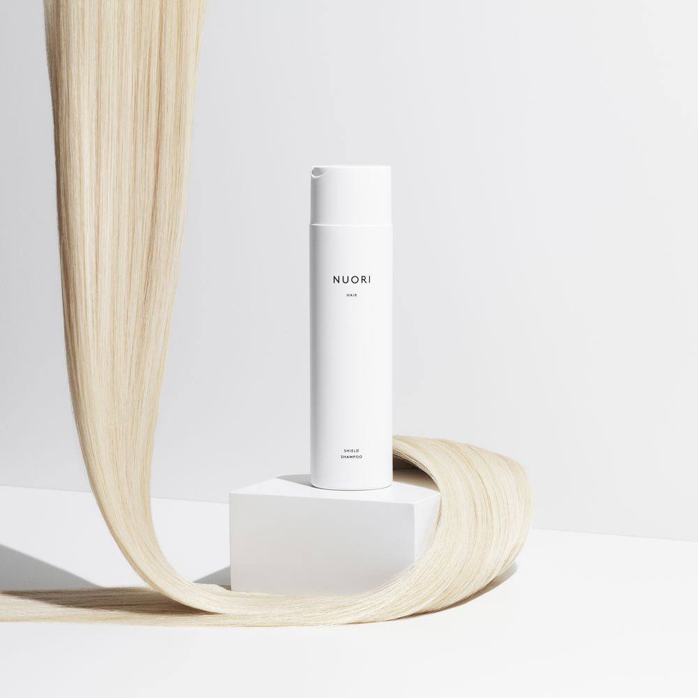 девушка расчесывает волосы