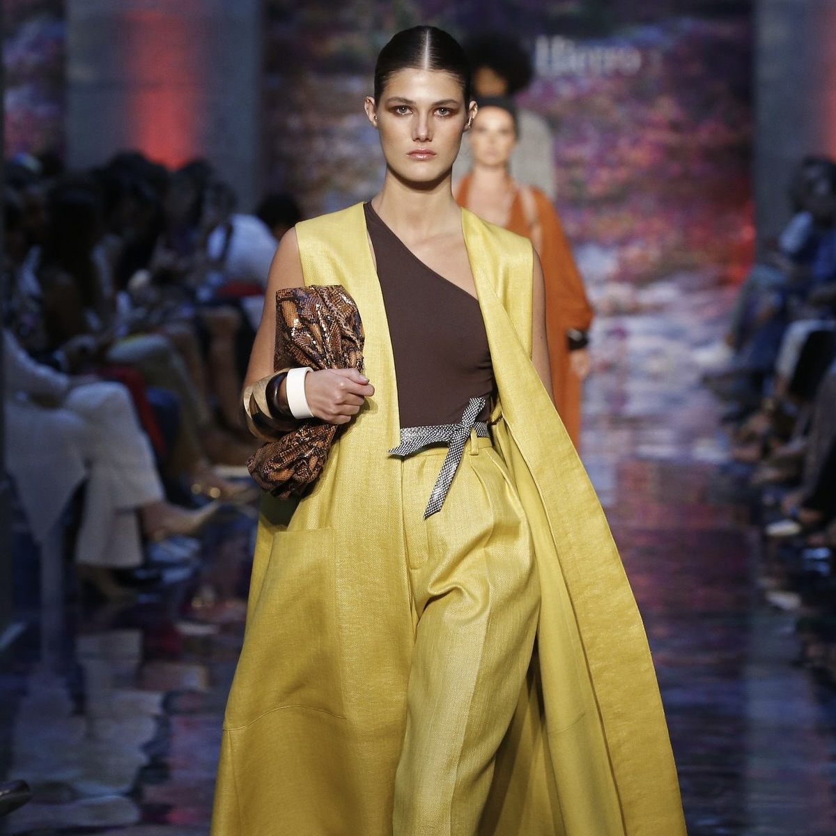 персональный стилистсочетание с желтым цветом в одежде