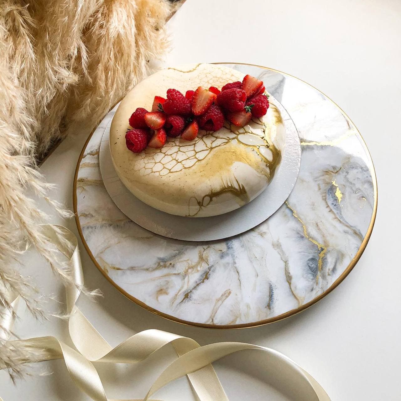 Тортовница вращающаяся с эпоксидной смолой купить - дизайнерские ...