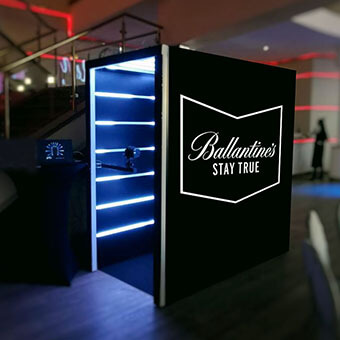 неоновый туннель внешний брендинг для бренда Ballantine's