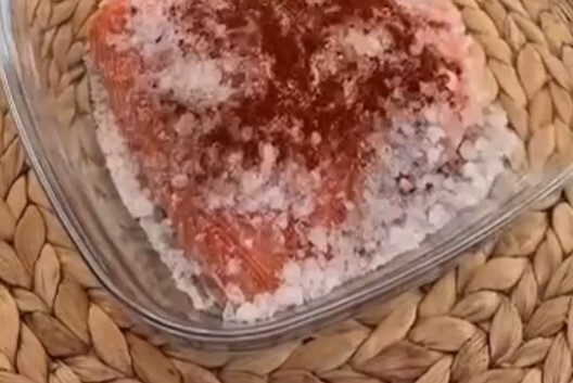 Засолка красной рыбы с паприкой: шаг 3