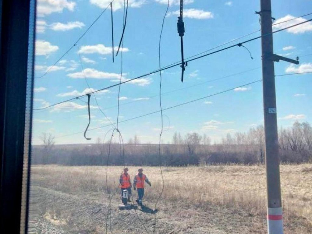 Железнодорожный путь с контактной сетью