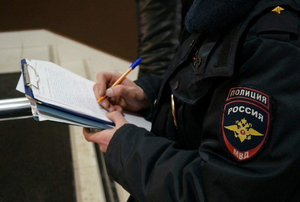 Штрафы гражданам. Полиция составляет протокол. Полицейский заполняет протокол. Следователь составляет протокол. Полицейский пишет.