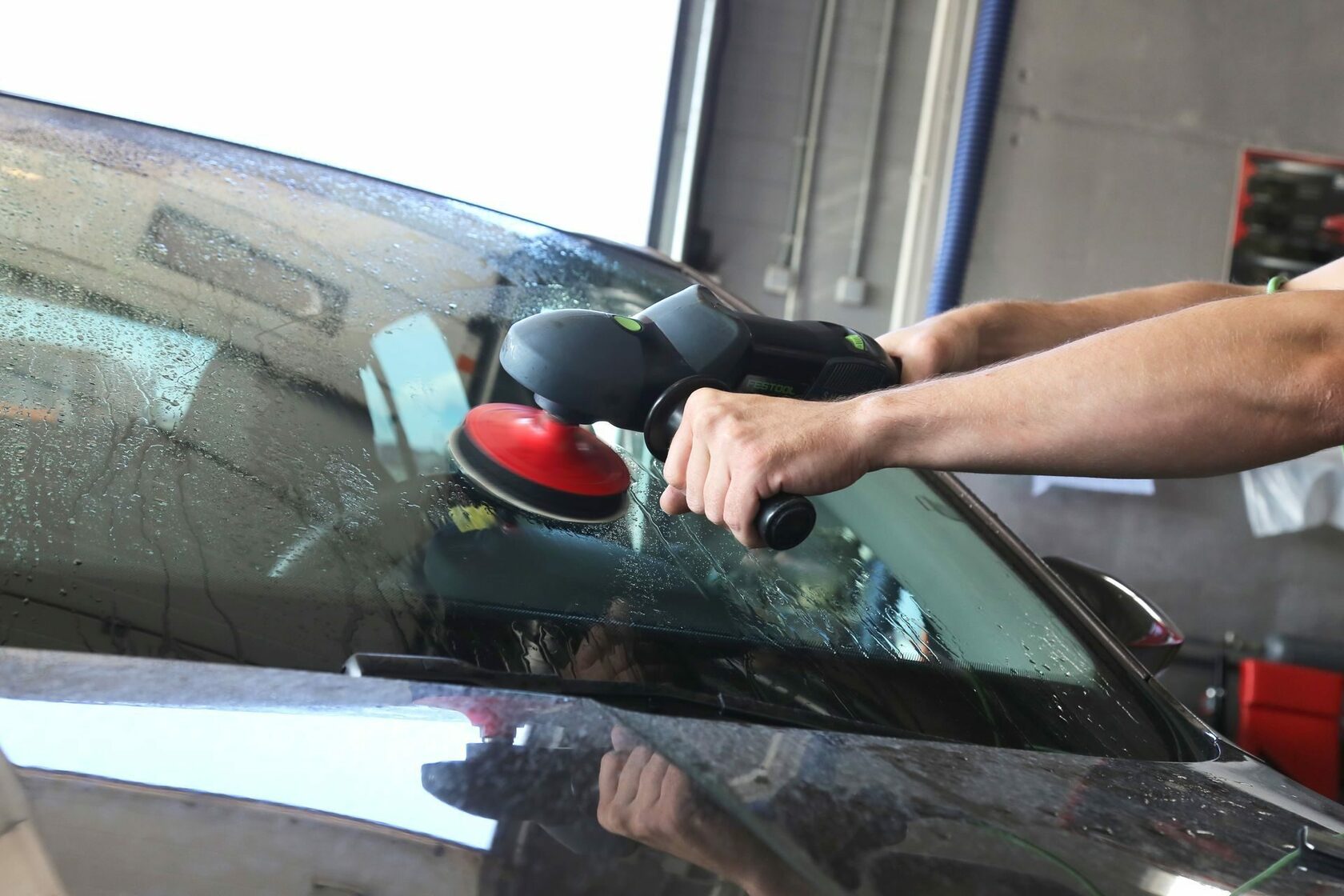 Как убрать царапины на лобовом стекле автомобиля | Автосервис «Автоцарапина»