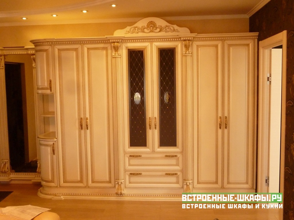Шкаф из массива дерева классика с зеркалом в декоре - Пример работы №199