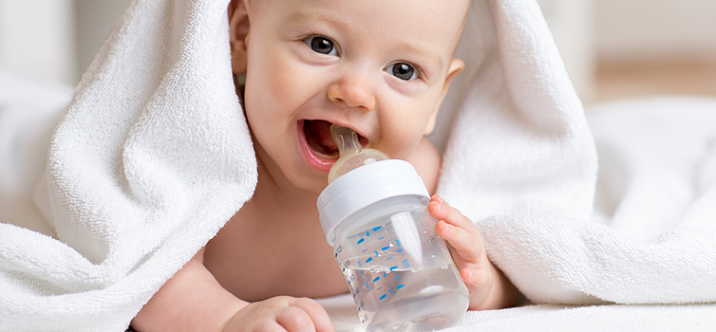 Первая вода для новорожденных. Изюмная вода для новорожденных. Сладкая вода для новорожденных. Поить водой новорожденного ребенка при искусственном вскармливании. Когда можно давать воду новорожденному.