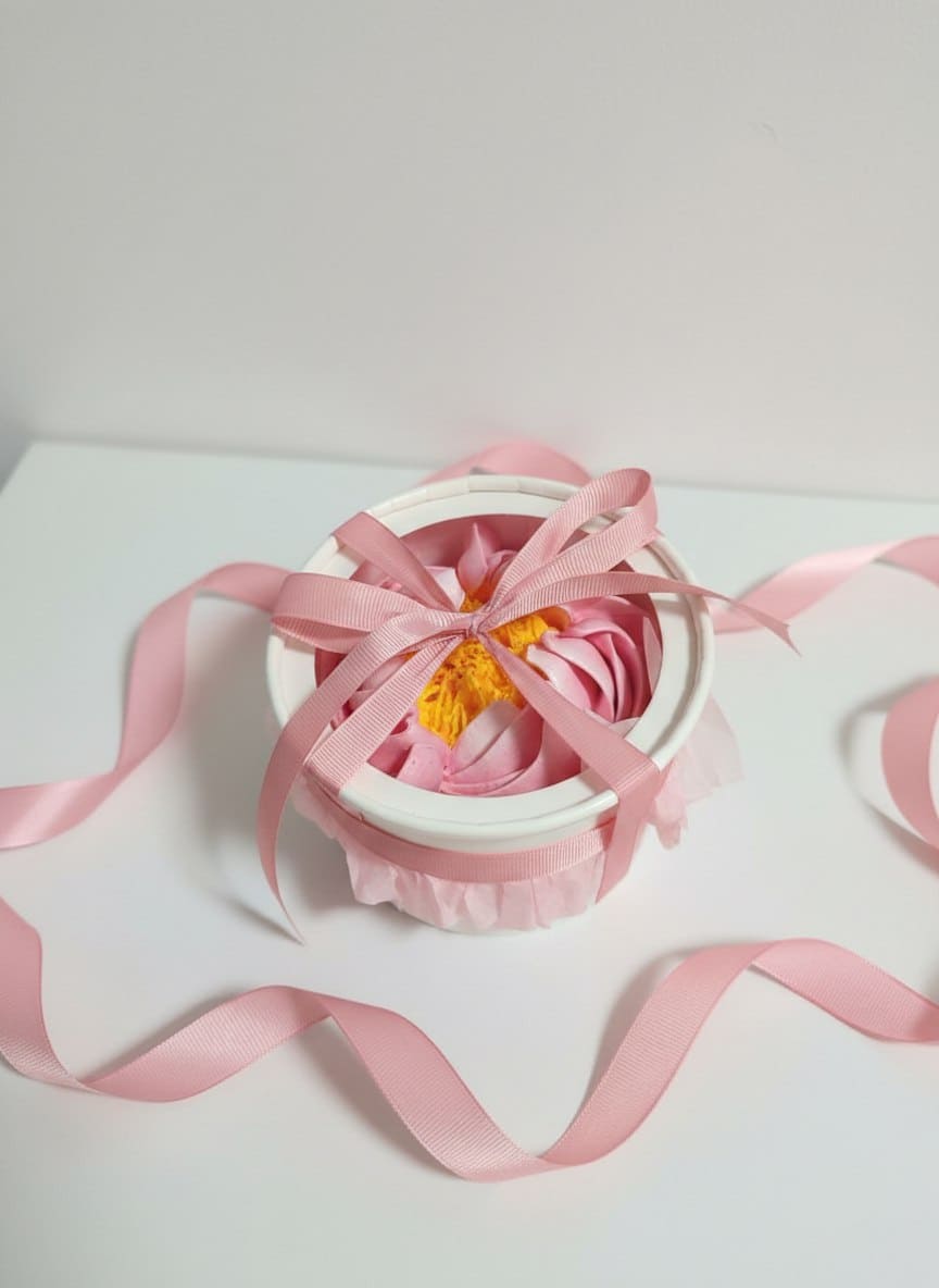 Большой цветок из зефира в шляпной коробке с окном, диаметр 12 см 1