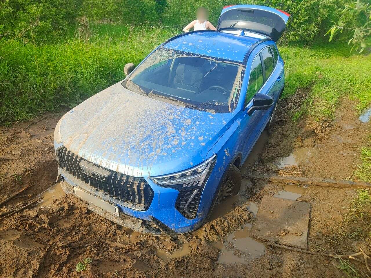 Вытащить автомобиль из грязи эвакуатор, трактор