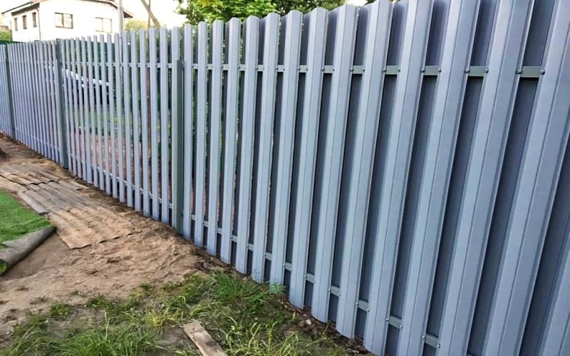 Забор из металлического штакетника цвет оцинковка с двух сторон