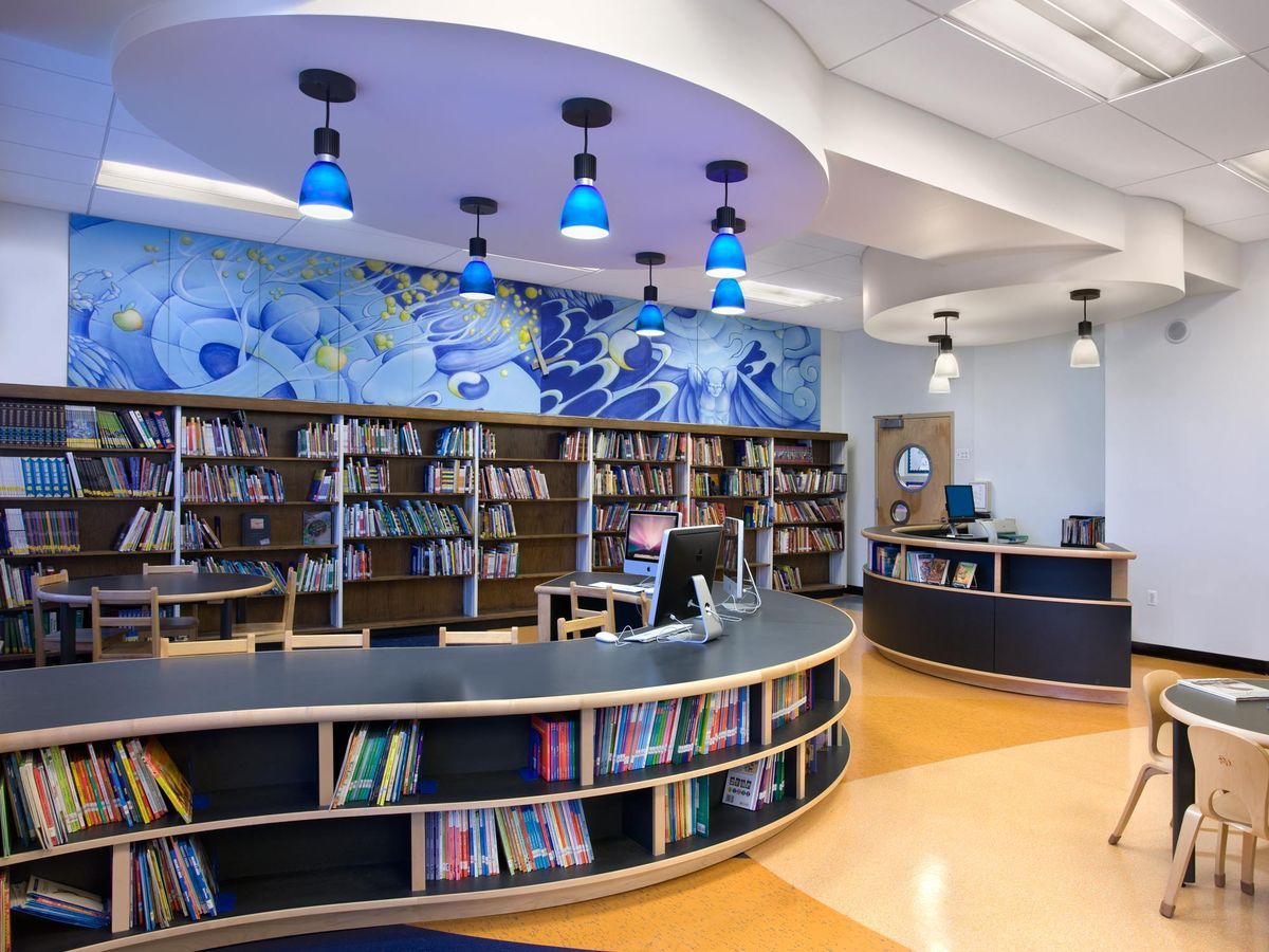 Современный интерьер школьной библиотеки