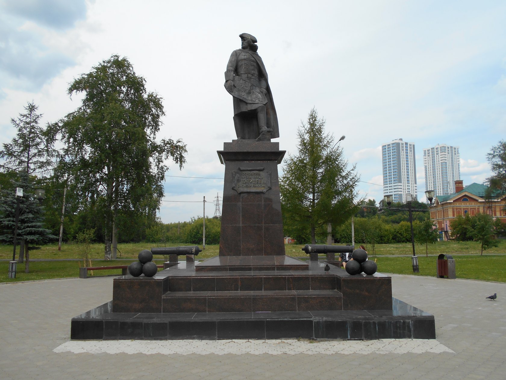 Сквер татищева пермь. Татищев памятник в Перми. Достопримечательности Перми Татищев. Татищев основатель Перми памятник в Перми.