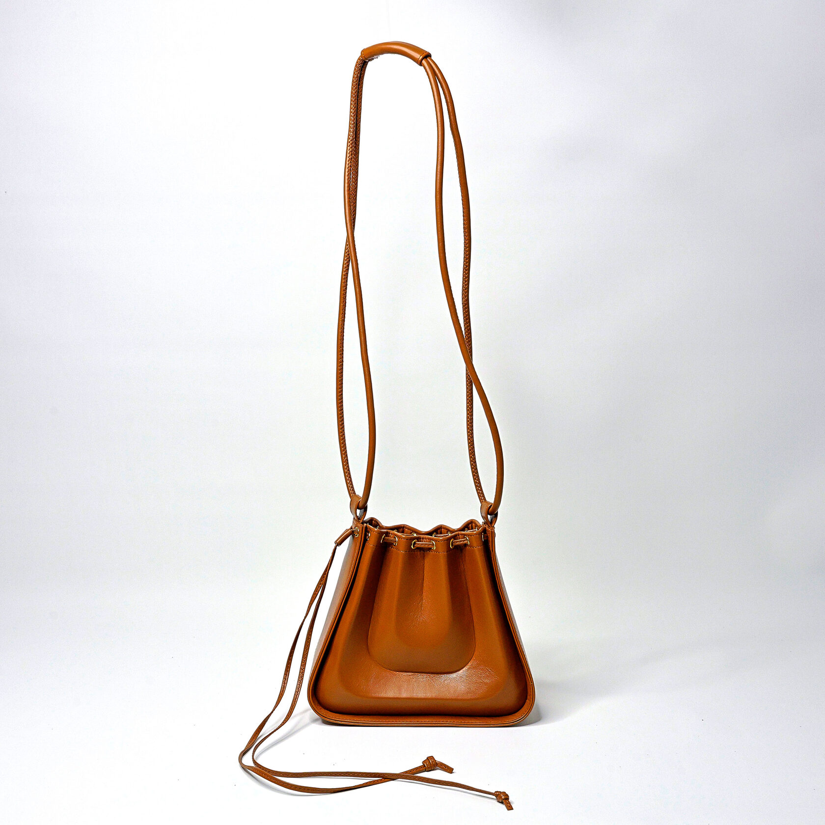 дизайнерская сумка Drift mini архитектурной формы карамельного цвета из натуральной кожи премиум качества