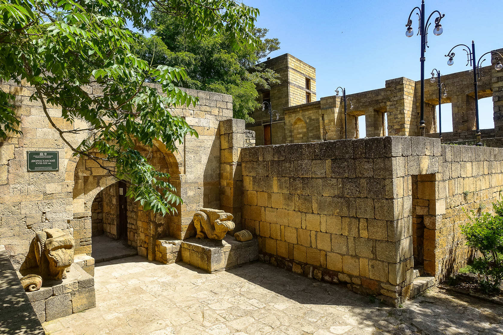 Дербент старый город. Дербент старый город. Шуринские ворота в дербенте. Древний дербент. Дербент здания.