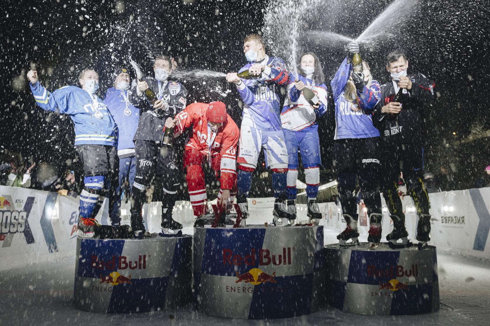 Айс кросс. Ред Булл айс кросс. Айс кросс даунхилл. Red bull Ice Cross игора.