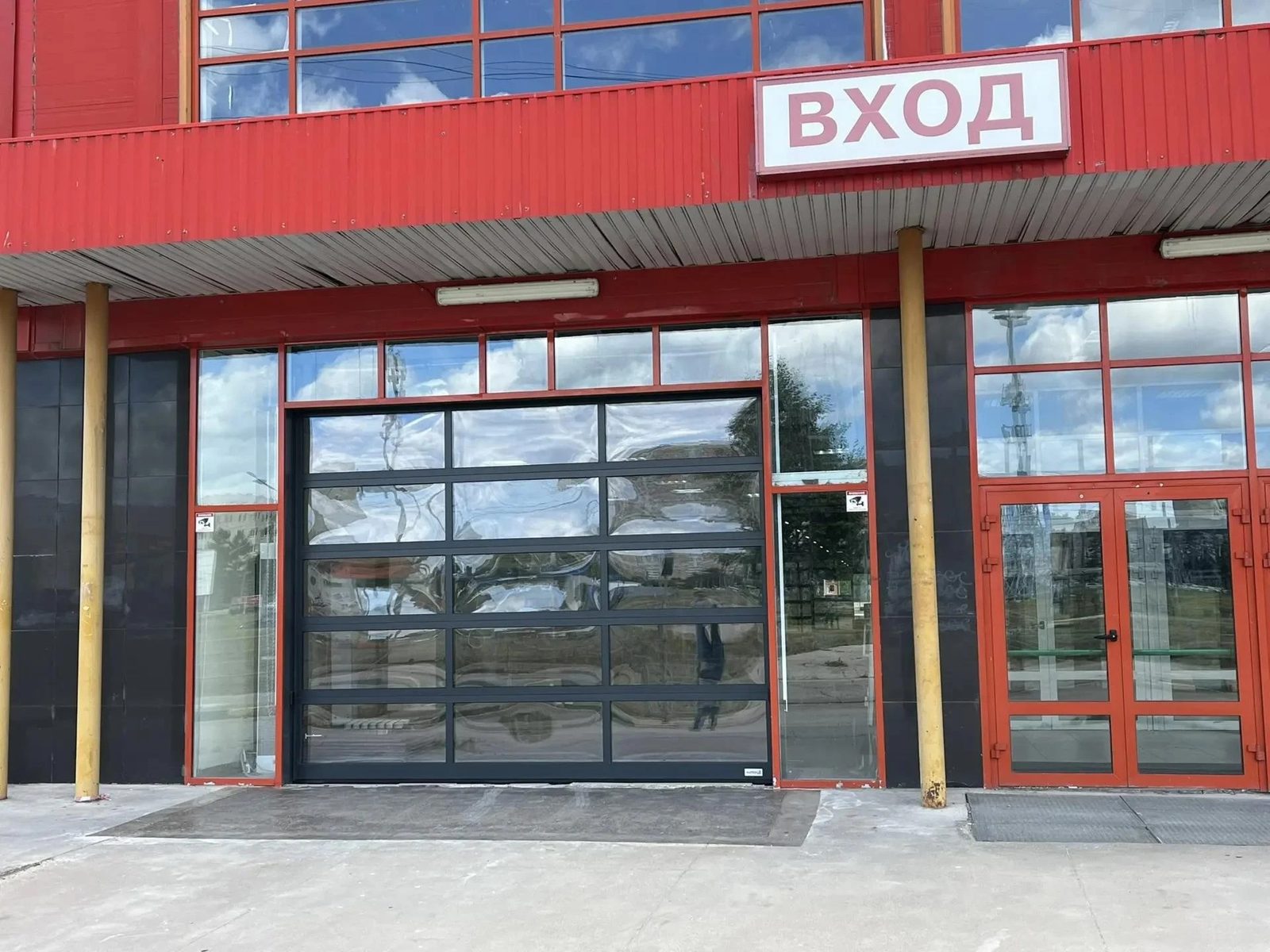 Панорамные ворота Alutech Alu Pro на входе ТЦ «Карусель»