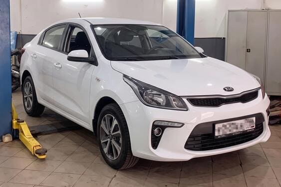 Kia Rio 4 в боксе сервиса на подъёмнике