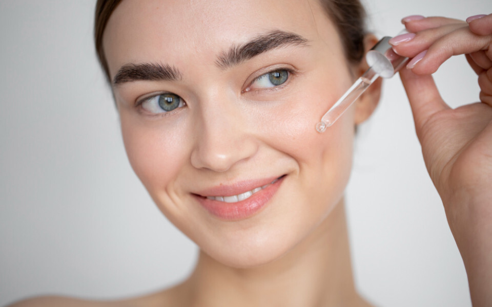 Девушка и пептидная косметика