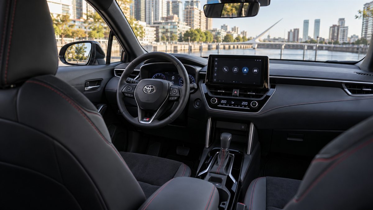 Toyota Corolla Cross GR Sport CVT 2023 — белый, фото 4