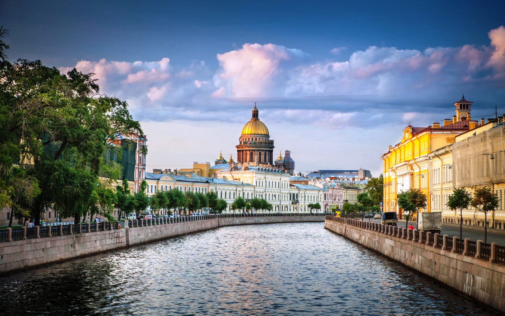 Исаакиевский собор в Санкт Петербурге летом