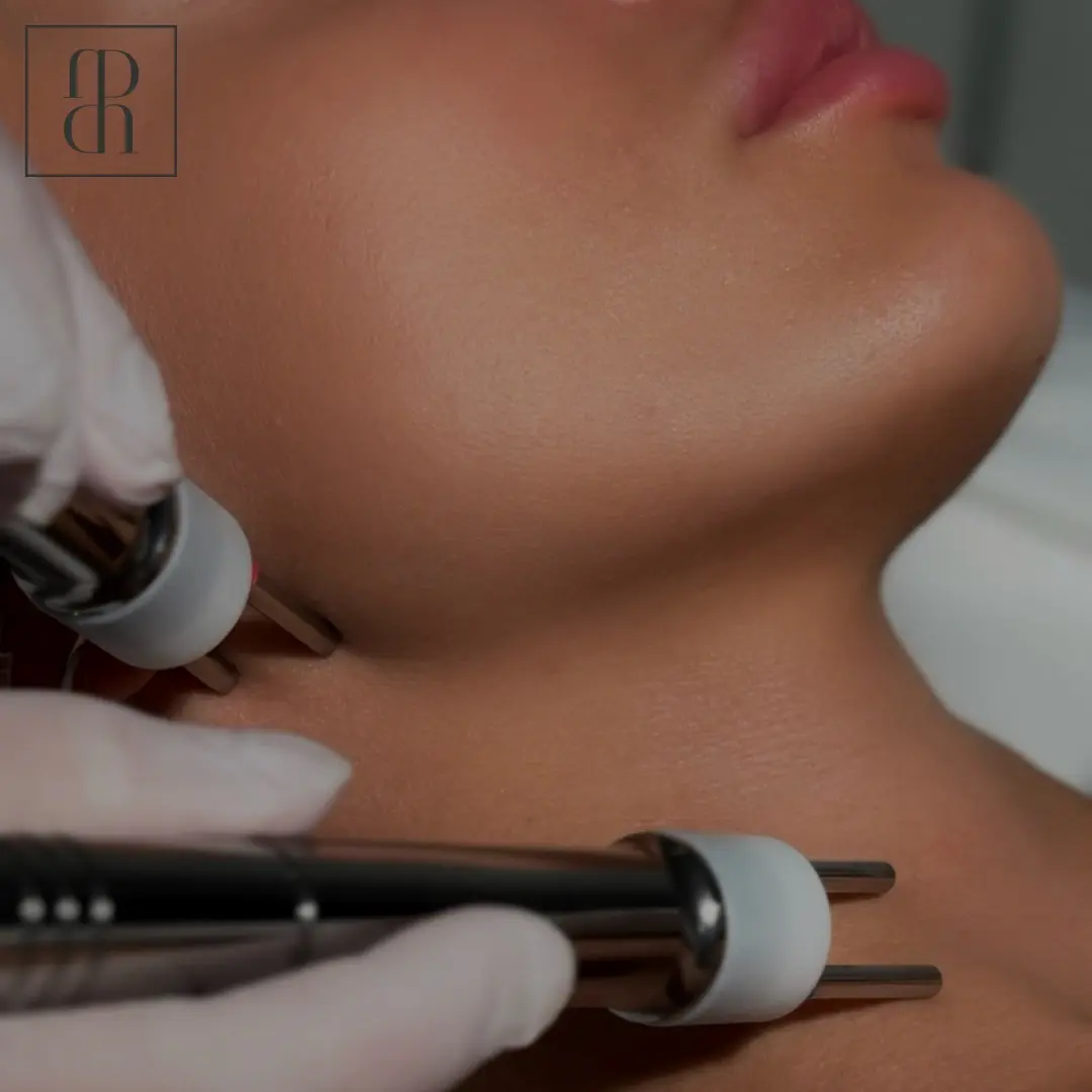 Процедура микротоковой терапии в клинике косметологии Uniqderm