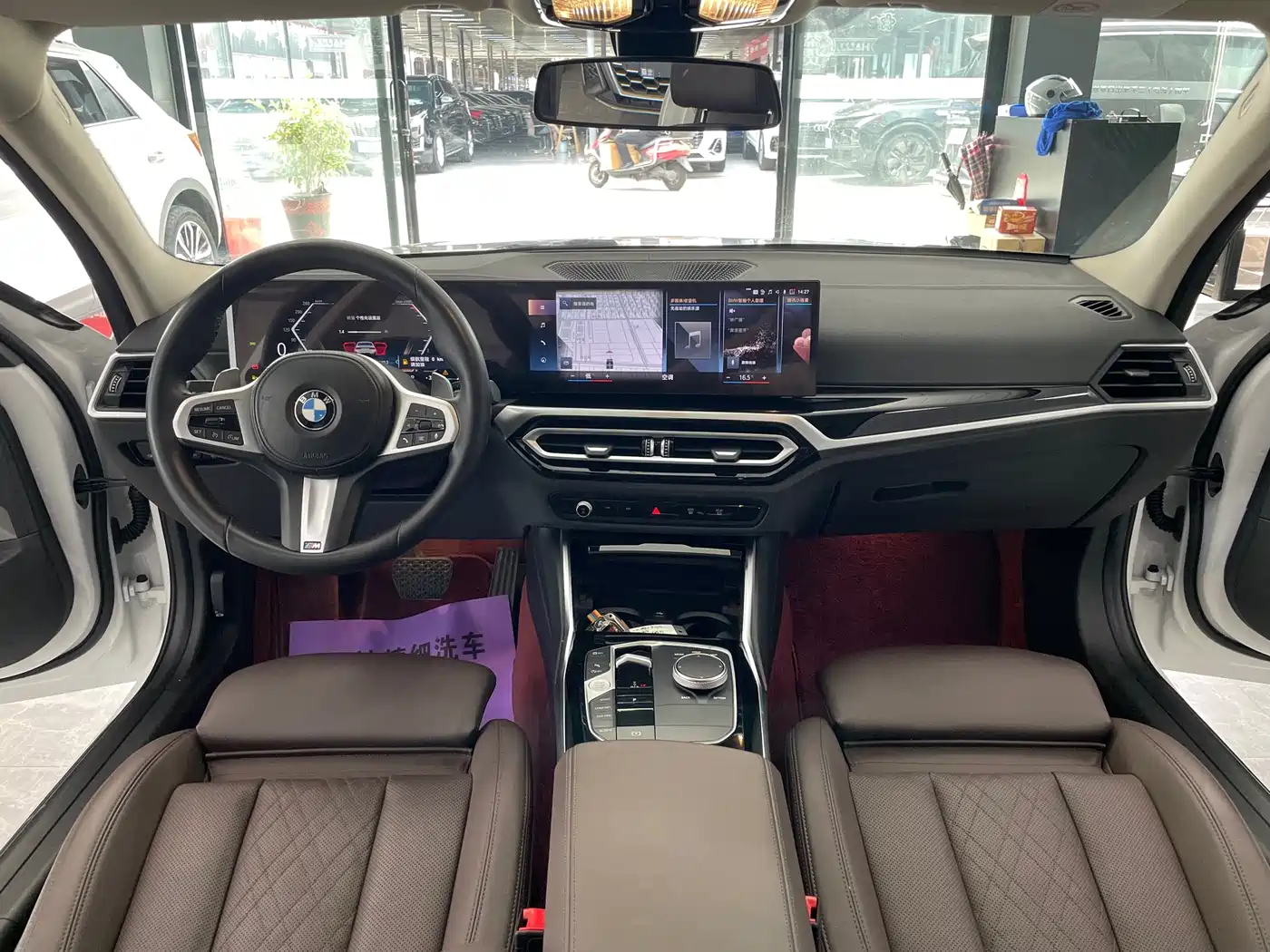 BMW 320Li G28 2023 M Sport Package — салон, передние сиденья, руль и широкий дисплей