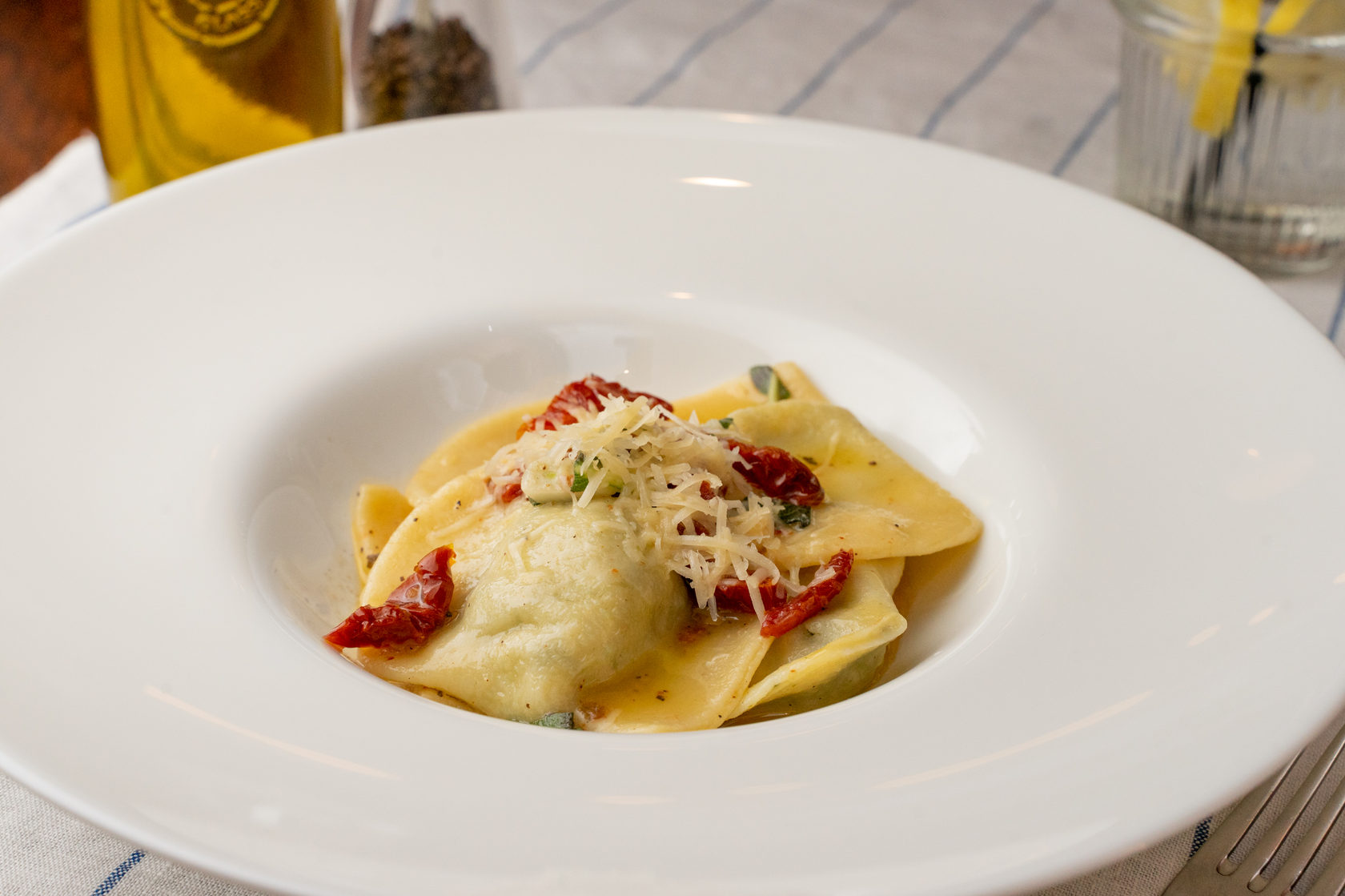 Итальянский вид закрытой пасты, начинка из: сыра рикотта, свежего шпината, ...