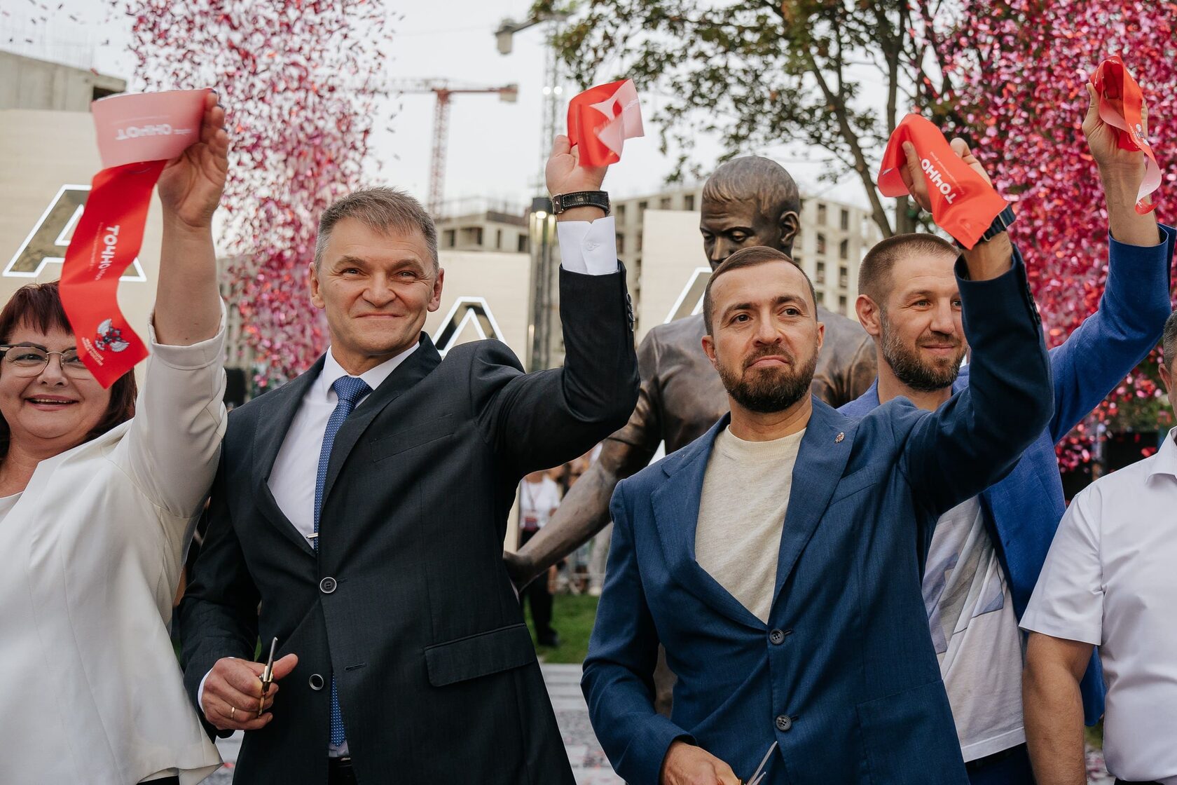Николай Амосов, владелец ГК ТОЧНО, мэр Евгений Наумов, первая в России Аллея славы бокса ЮФО, 2024 г.