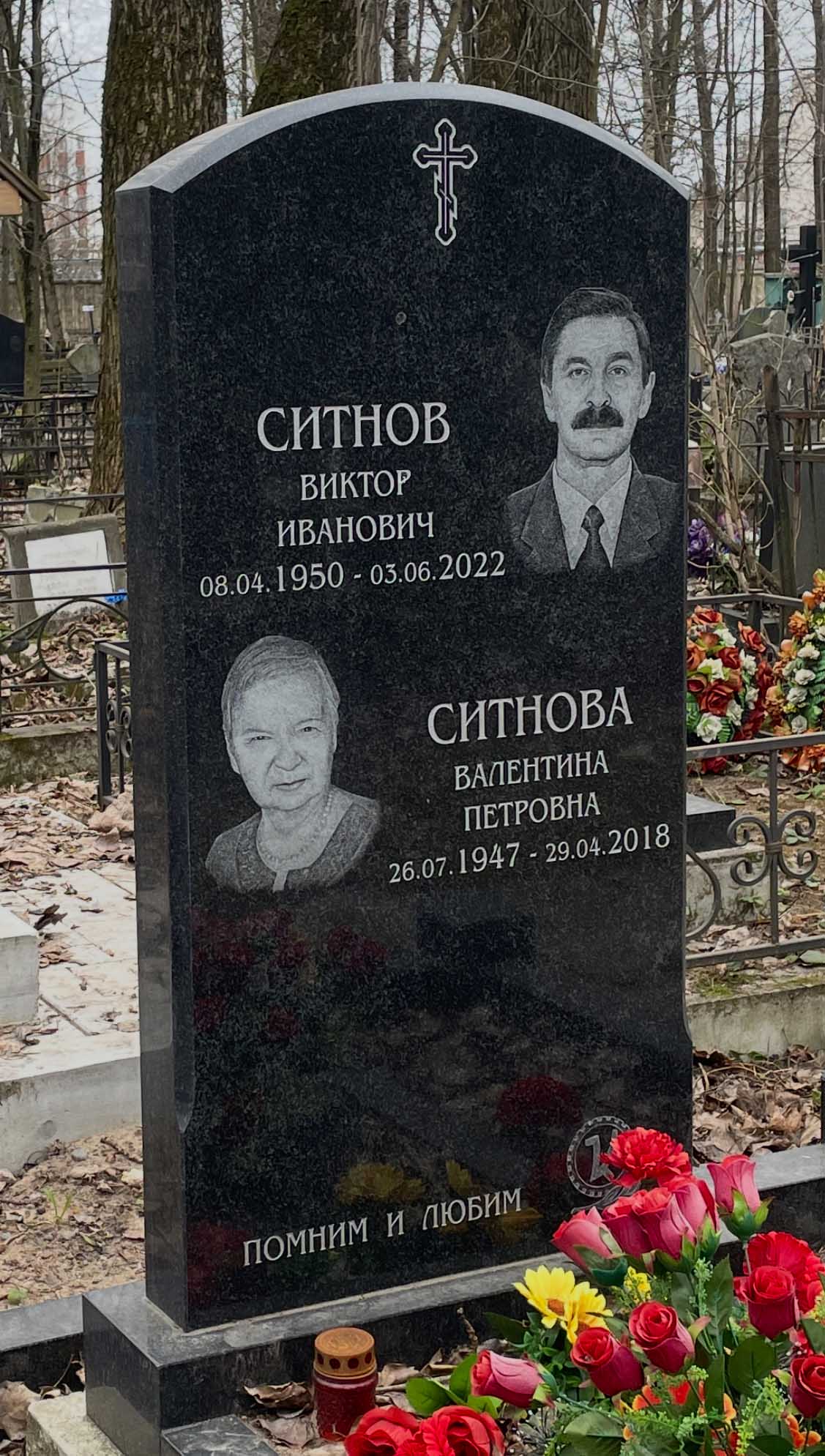 Вертикальный гранитный памятник на участке